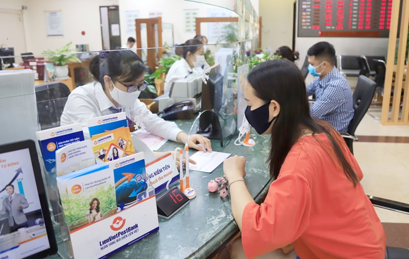 Khách hàng giao dịch tại Ngân hàng thương mại cổ phần Bưu điện Liên Việt. Ảnh: Hà Nội mới