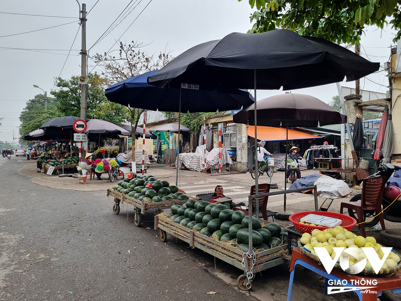 Các khu chợ lớn tại Hà Nội như chợ đầu mối phía Nam, Long Biên, Đồng Xuân, chợ Hôm,… đều chung tình cảnh vắng khách