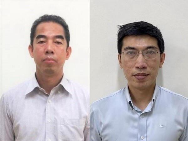 Bị can Tô Anh Dũng - Nguyên Thứ trưởng Bộ Ngoại giao (trái) và bị can Nguyễn Quang Linh - nguyên Trợ lý Phó Thủ tướng Thường trực Chính phủ. (Nguồn: TTXVN phát)