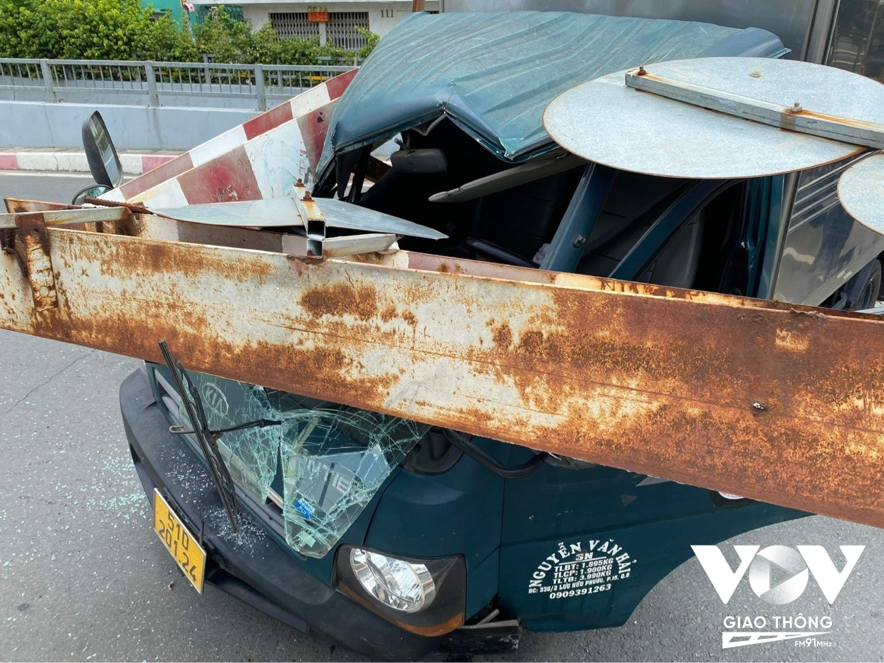 Tài xế điều khiển xe tải lưu thông qua hầm chui Phạm Văn Chí không quan sát giới hạn chiều cao nên tông sập khiến phương tiện hư hỏng nặng…