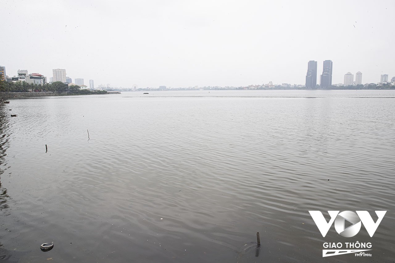 Hồ Tây, là hồ lớn nhất ở Hà Nội. Nhiều năm trở lại đây luôn trong tình trạng ô nhiễm nghiêm trọng, do mật độ dân cư tăng cao, cùng với việc xả thải thẳng ra hồ khiến mặt nước hồ luôn đen đặc và bốc mùi hôi thối