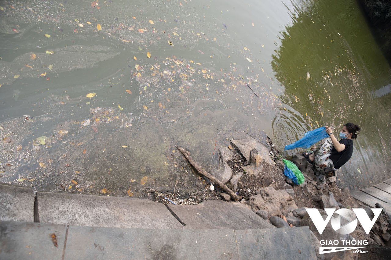 Hồ Hoàn Kiếm, một trong những địa điểm du lịch nổi tiếng của Thủ đô cũng không thoát khỏi cảnh là nơi chứa nước thải