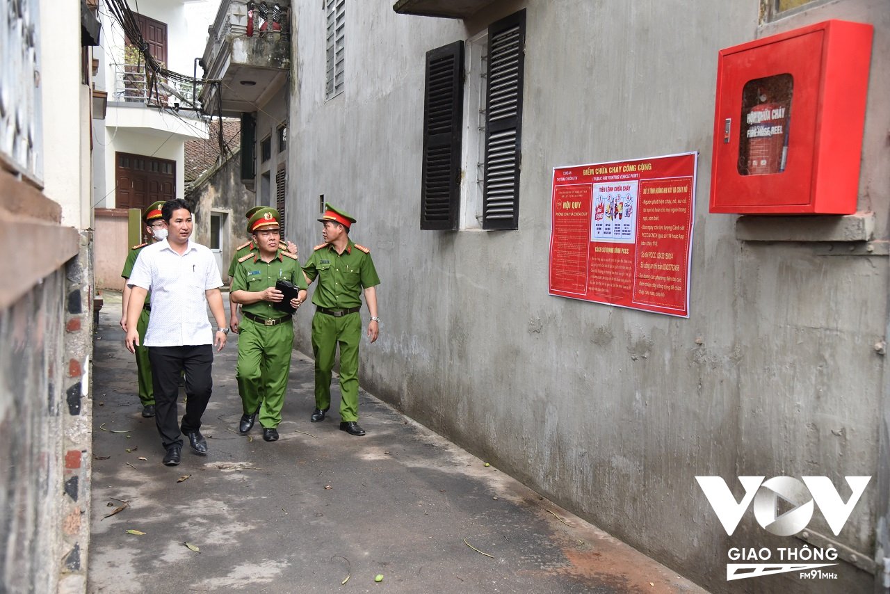 Đội Cảnh sát PCCC&CNCH Công an huyện Thường Tín khảo sát các Điểm chữa cháy công cộng và Tổ liên gia PCCC tại thị trấn Thường Tín