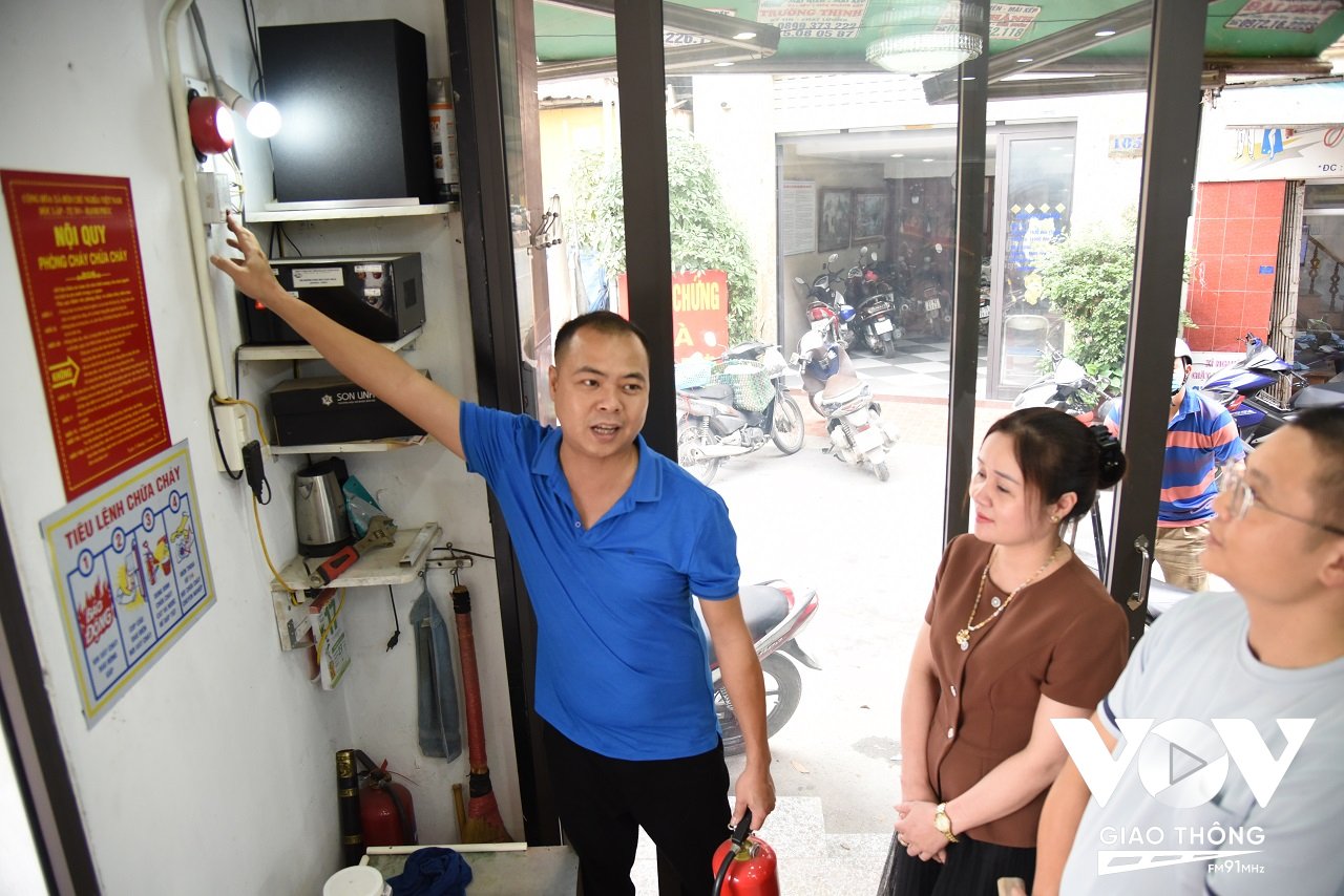 Anh Nguyễn Văn Huấn – Tổ trưởng Tổ liên gia an toàn PCCC tại tổ dân phố Trần Phú giới thiệu về hệ thống báo cháy liên thông giữa các gia đình