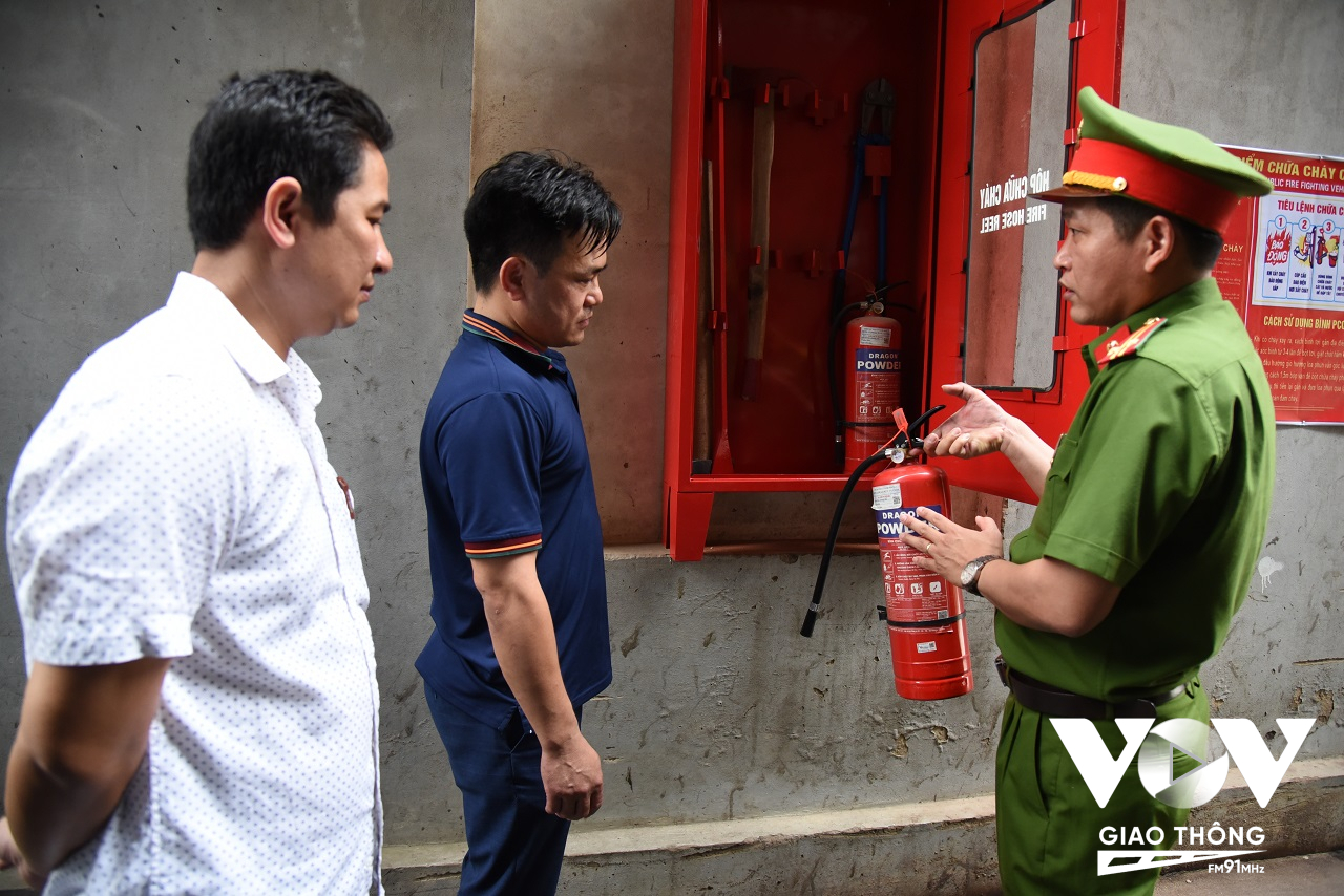 Trung tá Nguyễn Xuân Chiến - Phó đội Trưởng Đội cảnh sát PCCC&CNCH Công an Thường Tín hướng dẫn sử dụng các thiết bị chữa cháy cho người dân
