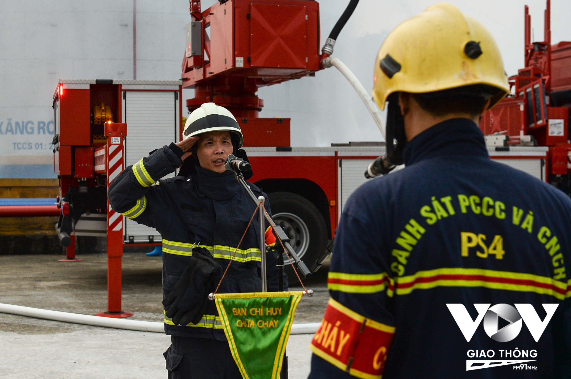 Khi các chỉ huy của đơn vị chi hiện đến sẽ tới ngay bàn chỉ huy nhận nhiệm vụ tiếp tục triển khai công tác chữa cháy và cứu nạn, cứu hộ tại hiện trường.