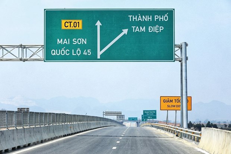 Dự án cao tốc Mai Sơn-Quốc lộ 45 đang hoàn thiện nốt những hạng mục cuối để khánh thành dịp 30/4 - Ảnh TTXVN