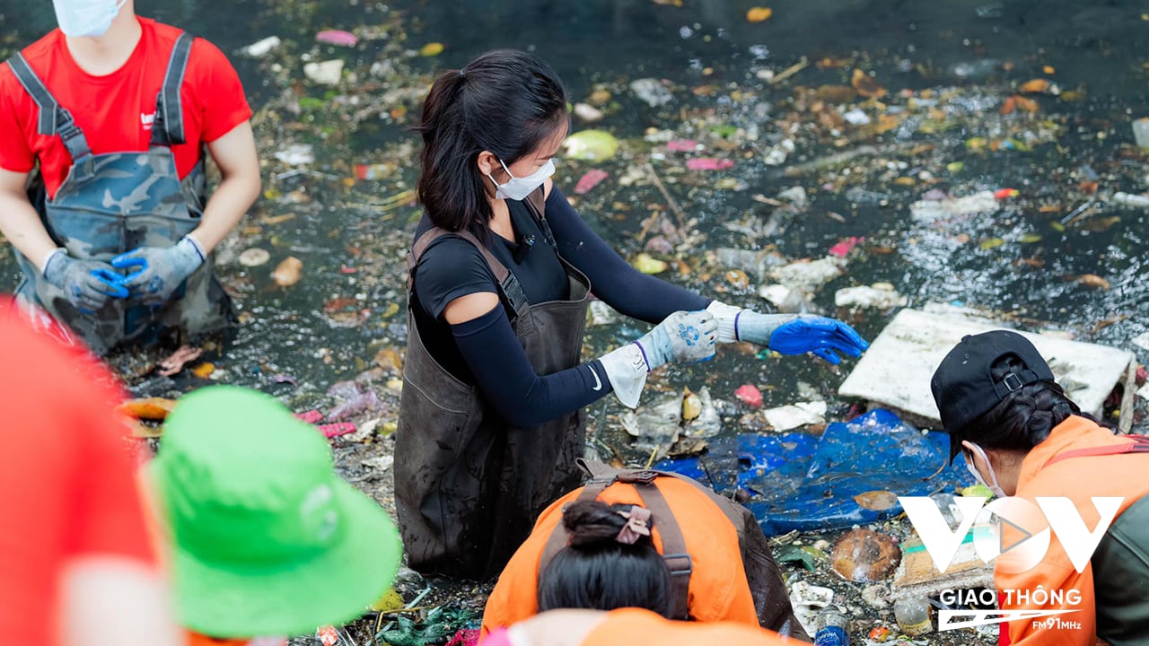 Hoa hậu Hoàn vũ Việt Nam 2022 Ngọc Châu cùng với các bạn trẻ của Limloop thực hiện chiến dịch dọn rác  