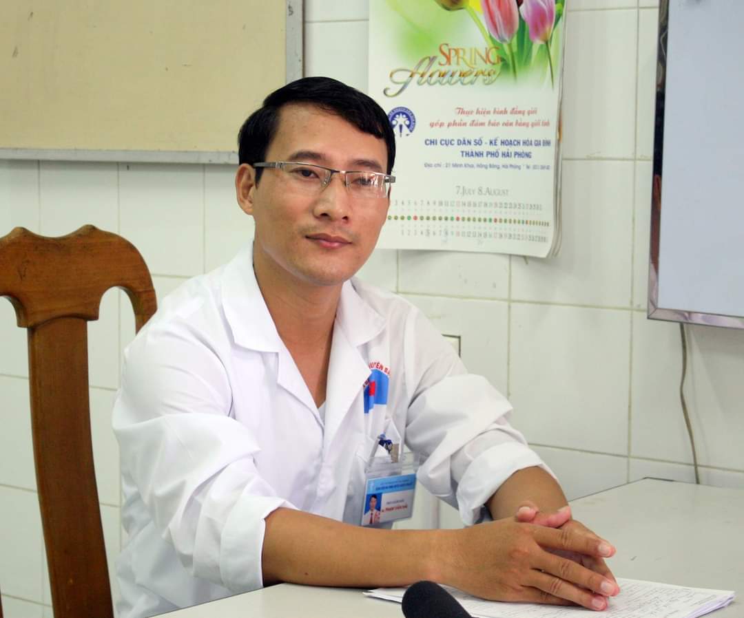 Theo Bác sĩ Phạm Văn Hải, Giám đốc Trung tâm y tế quân dân y Bạch Long Vĩ, ngoài nâng lương, cần chế độ ưu đãi đặc biệt cho bác sĩ trẻ có trình độ công tác ngoài đảo xa