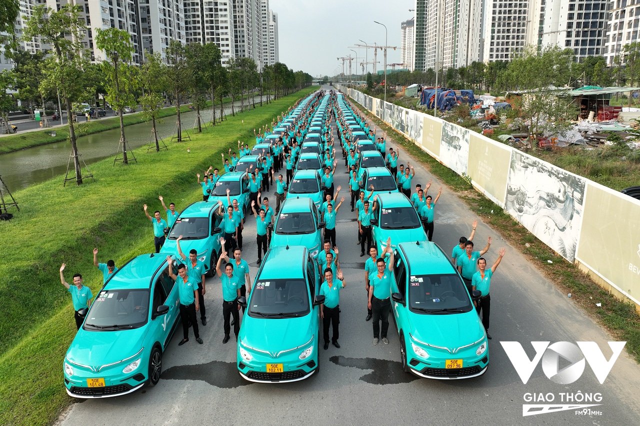 Taxi điện đi vào hoạt động tại TP.HCM sẽ mang đến cho người dân thành phố lựa chọn di chuyển mới, thân thiện với môi trường và ứng dụng nhiều công nghệ tiên tiến. Không chỉ thay đổi diện mạo cho giao thông công cộng, taxi điện còn góp phần vào sự phát triển du lịch của thành phố, đồng thời, hướng tới mục tiêu phát thải ròng bằng ‘0’ vào năm 2050 theo cam kết của Việt Nam tại COP26.