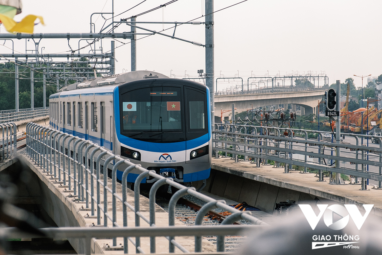 Ngày 26/4, đoàn tàu 3 toa của metro số 1 đã tiến hành chạy thử trên cao với hành trình 12,3 km, bắt đầu từ ga Suối Tiên và kết thúc tại ga An Phú.