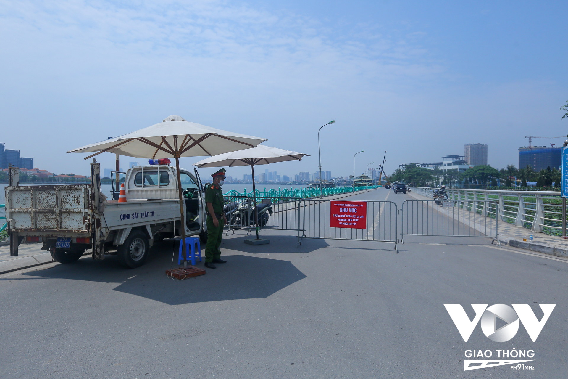 Để công tác cưỡng chế, tháo dỡ và di dời được diễn ra thuận lợi, đảm bảo an toàn, lực lượng chức năng của quận Tây Hồ, Hà Nội cũng có phương án phân luồng, đảm bảo giao thông./.