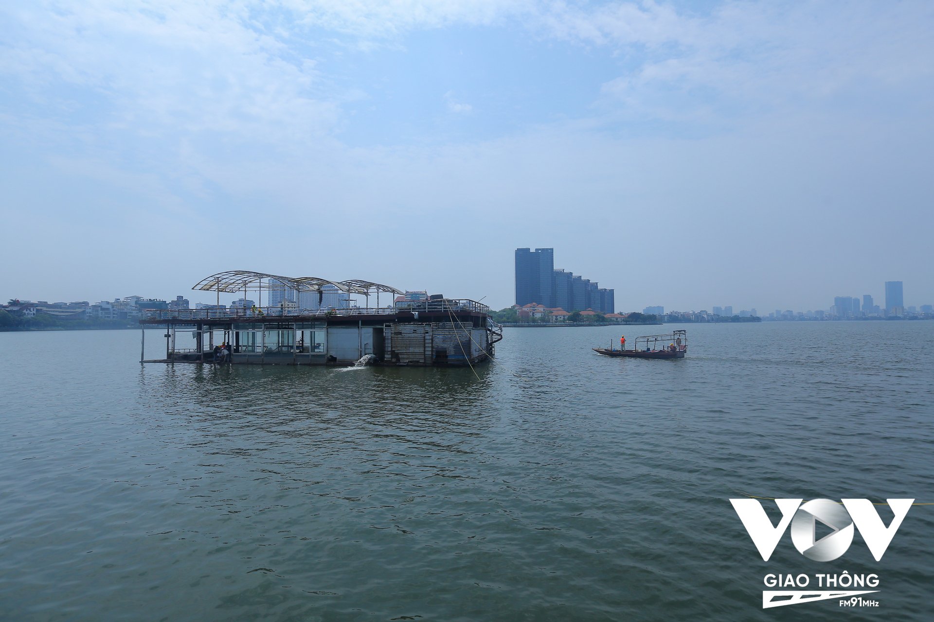 Đầu năm 2017, thành phố Hà Nội đã chỉ đạo chấm dứt toàn bộ hoạt động của các doanh nghiệp kinh doanh trong phạm vi quản lý Hồ Tây; xác định vị trí và di chuyển tàu, thuyền, phương tiện nổi về vị trí tập kết; xây dựng kế hoạch tháo dỡ, di dời triệt để các phương tiện ra khỏi Hồ Tây.
