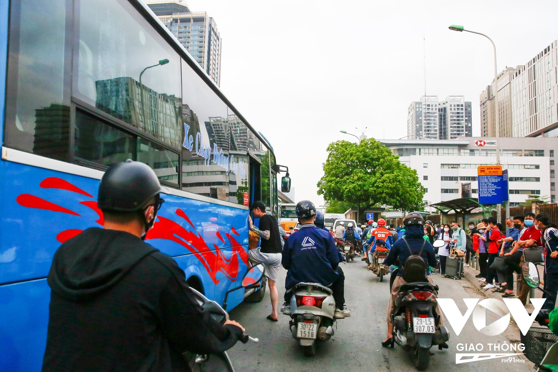 Mật độ giao thông trên tuyến Phạm Hùng lưu lượng phương tiện cũng bắt đầu tăng cao, một số nhà xe cố tình bắt khách gây cản trở giao thông