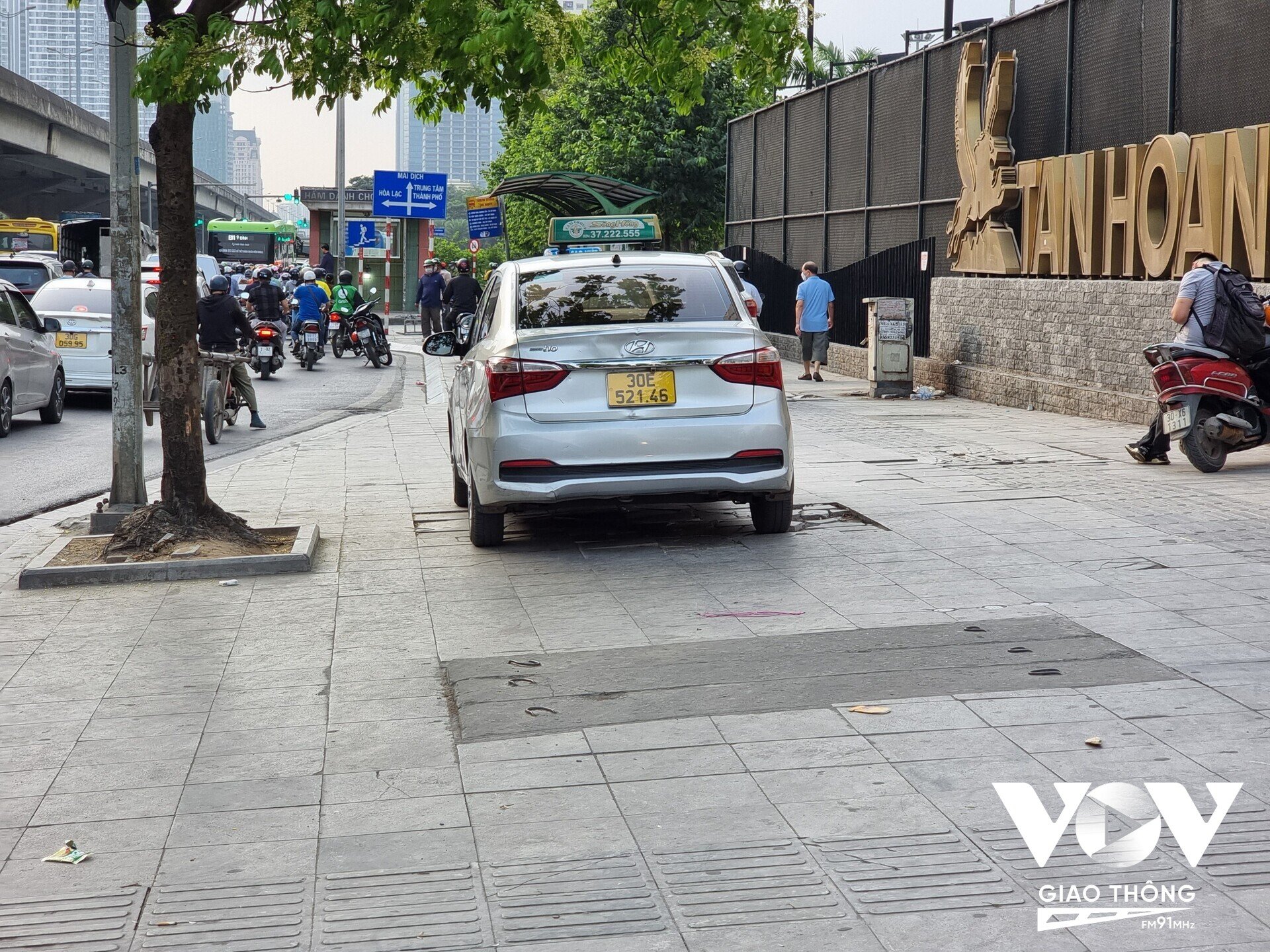 Đoạn tòa nhà D Capitale Nguyễn Xiển xuất hiện tình trạng taxi dừng đỗ thành 2,3 hàng trên vỉa hè.