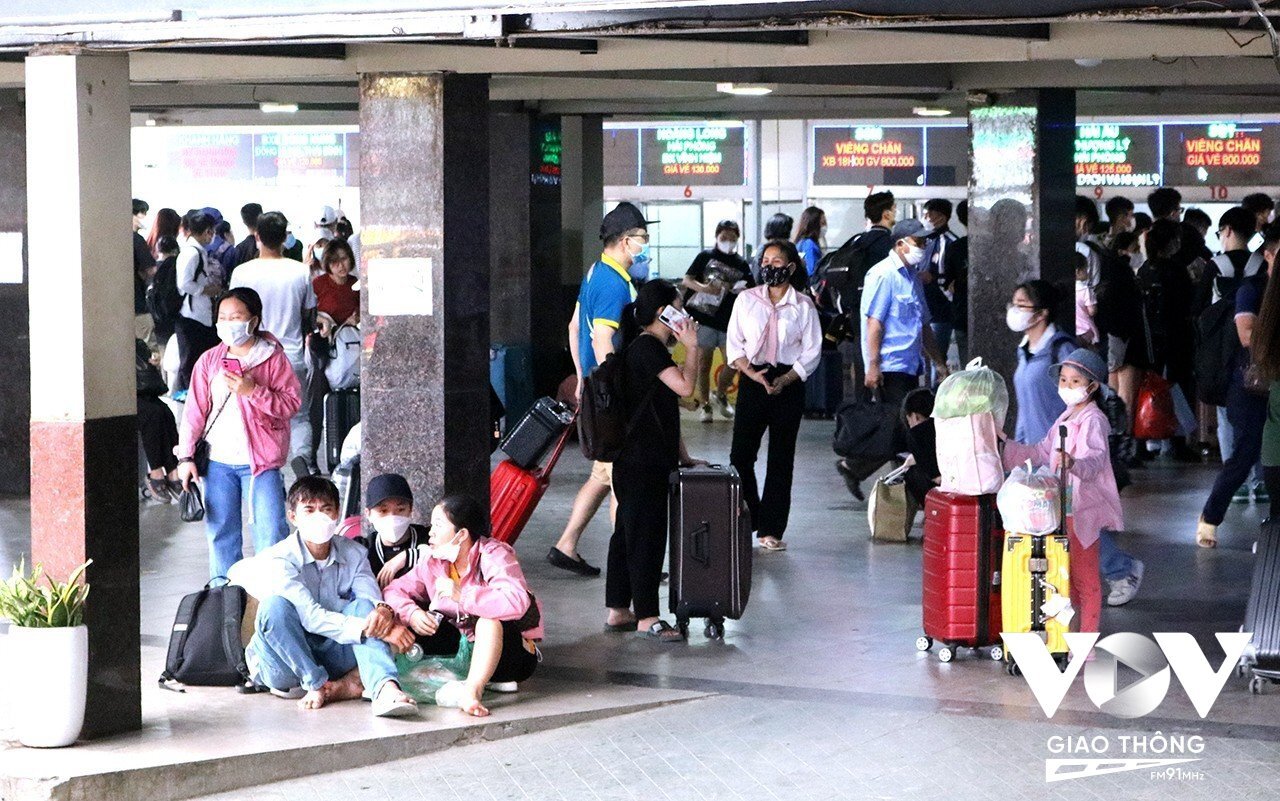 Khu vực sảnh chờ bến xe Nước Ngầm có rất đông hành khách ngồi chờ xe xuất bến.