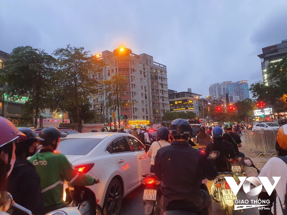 Cập nhật lúc 18h45, mật độ giao thông tại các tuyến cửa ngõ vẫn tiếp tục gia tăng. Một số tuyến đường như Nguyễn Hoàng, Hồ Tùng Mậu cả 2 chiều đều gặp khó khăn