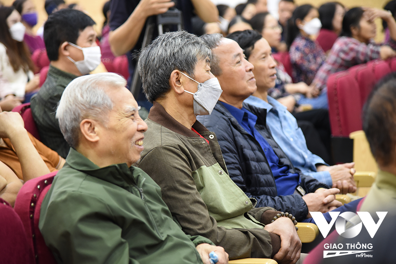Người dân xã Tiên Dược, huyện Sóc Sơn hào hứng lắng nghe tuyên truyền, phổ biến pháp luật về xây dựng mô hình Toàn dân tham gia PCCC&CNCH cho cộng đồng trên địa bàn.