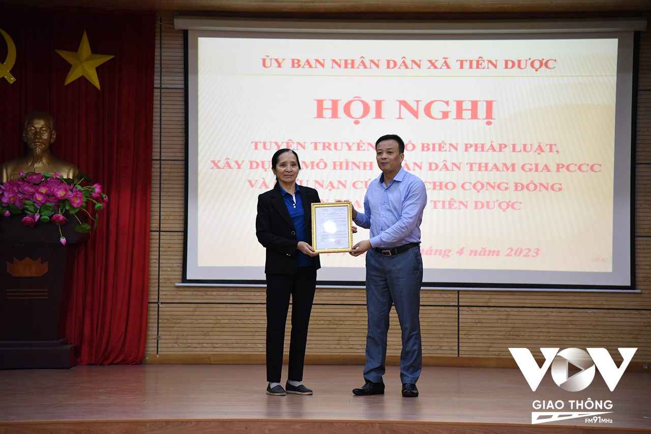 Ông Đỗ Mạnh Hùng – Chủ tịch UBND xã Tiên Dược (huyện Sóc Sơn) trao quyết định thành lập Tổ liên gia an toàn PCCC trên địa bàn.