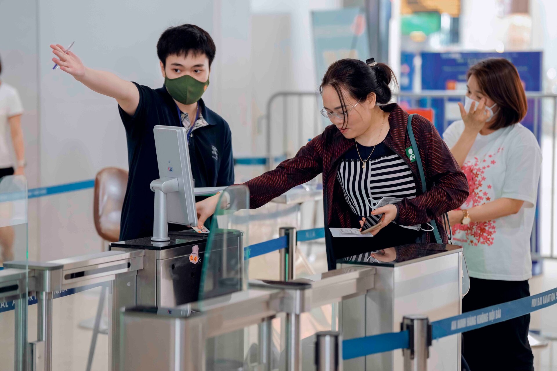 Hành khách làm thủ tục xác thực hành khách bằng CCCD gắn chip tại Nhà ga hành khách T1 Nội Bài