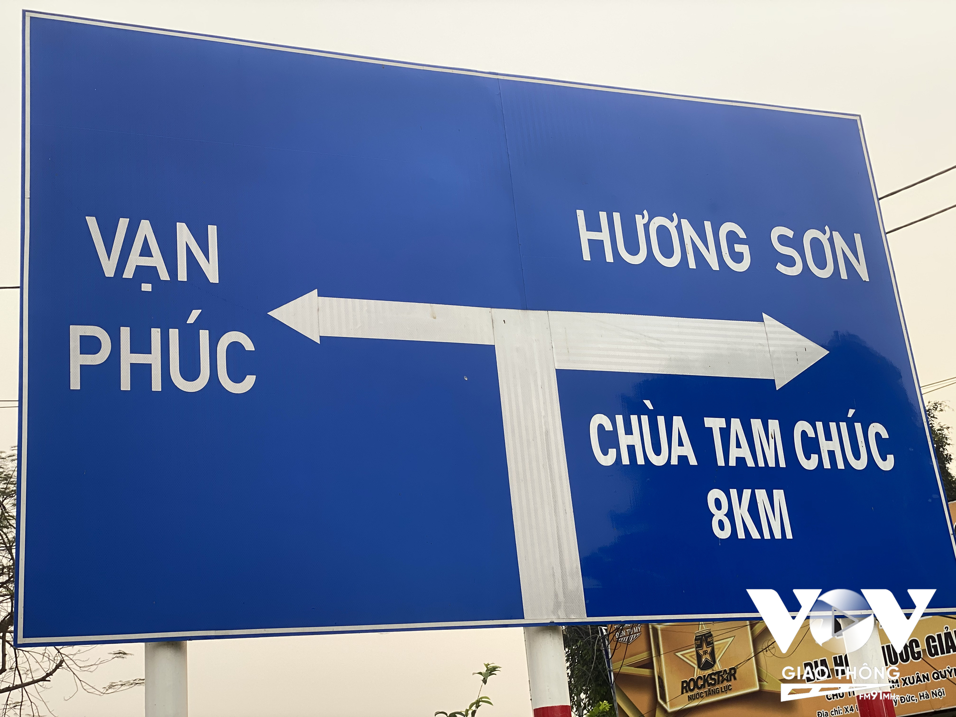 Biển báo giao thông tại đường tỉnh 419 (ĐT 419) đoạn qua xóm 4, xã Đốc Tín (cách Trạm bơm Đốc Tín khoảng 200m) đã bị ngang nhiên dán chữ 'Chùa Tam Chúc'.