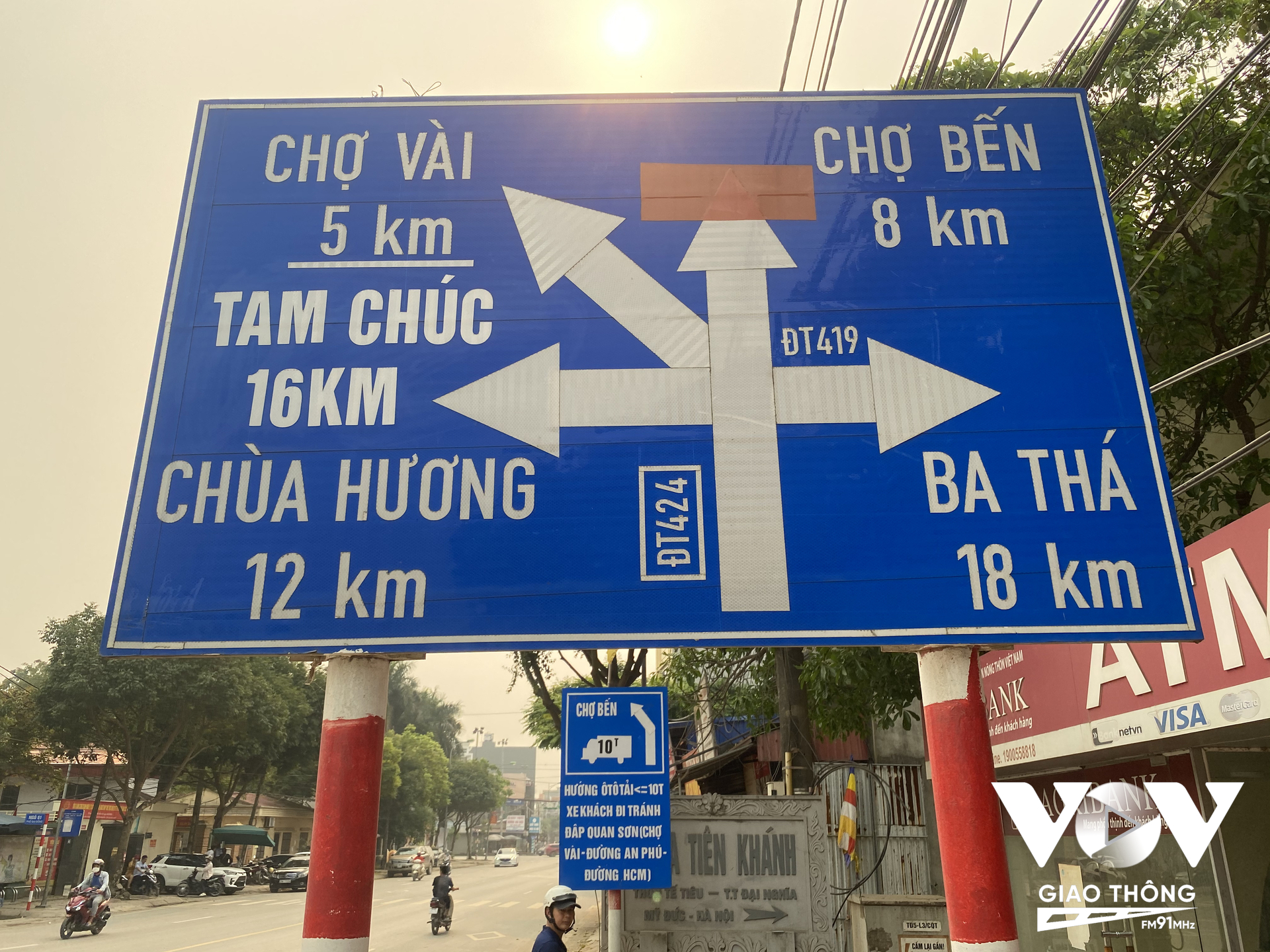 Biển báo giao thông tại đường tỉnh 76 (ĐT 76) đoạn qua Thị trấn Đại Nghĩa bị dán thêm nội chữ 'Tam Chúc'.