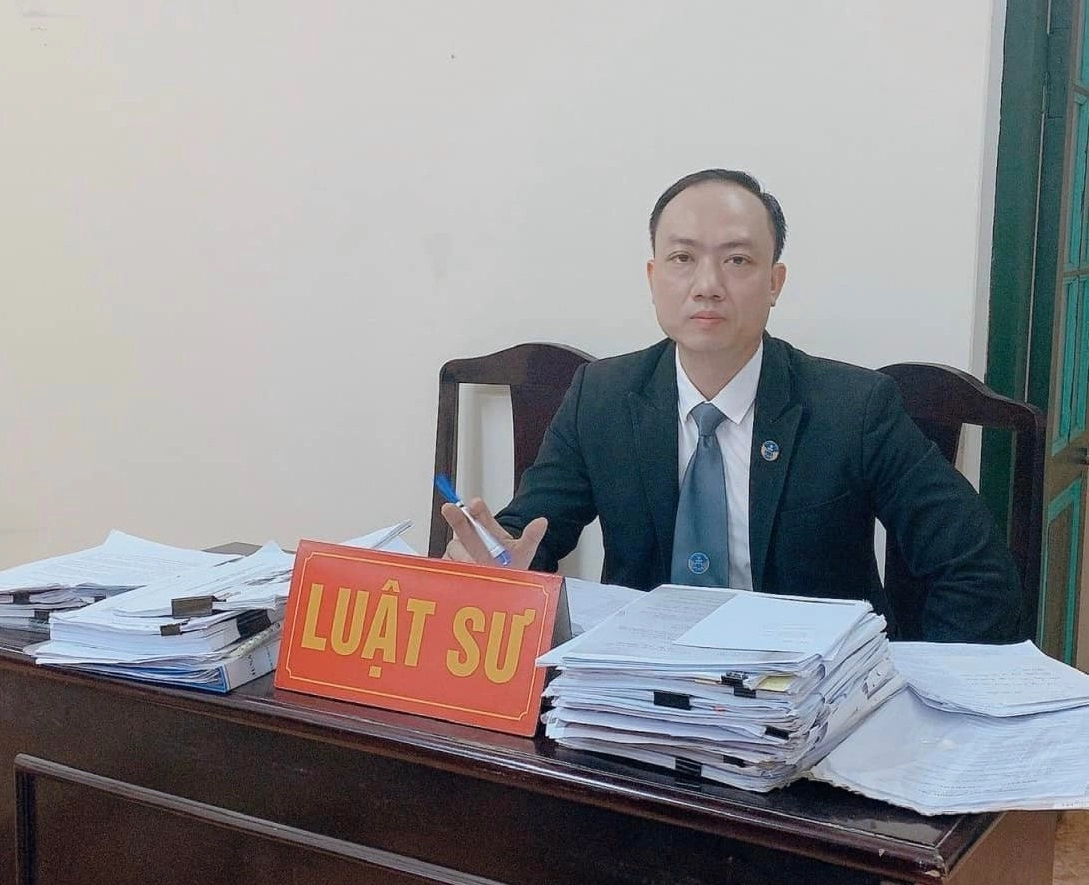 Luật sư Phạm Thành Tài – Giám đốc Công ty Luật Phạm Danh khẳng định, việc tự dán thêm chữ lên biển chỉ dẫn là hành vi vi phạm pháp luật.