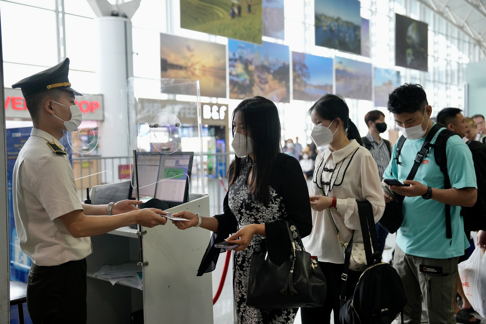Nhân viên ANHK Nội Bài đang kiểm tra giấy tờ tùy thân của hành khách đi tàu bay tại Nhà ga T2 ngày 28/4