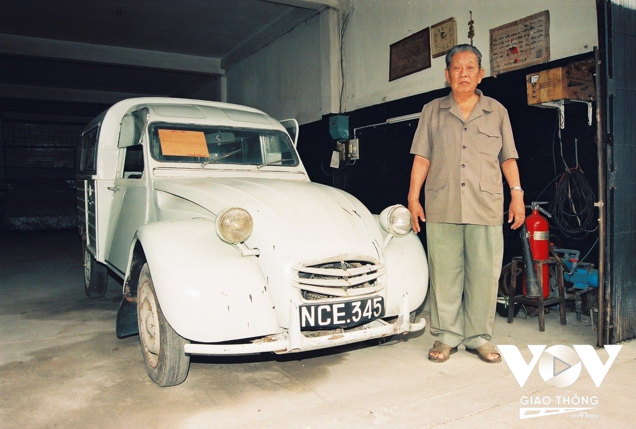 Ông Dương Văn Đức bên chiếc xe Citroen NCE-345