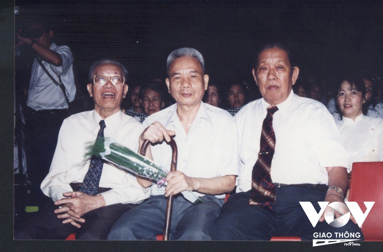 Từ phải qua- ông Dương Văn Đức, ông Trần Văn Lai, ông Đỗ Miễn tại một Hội nghị