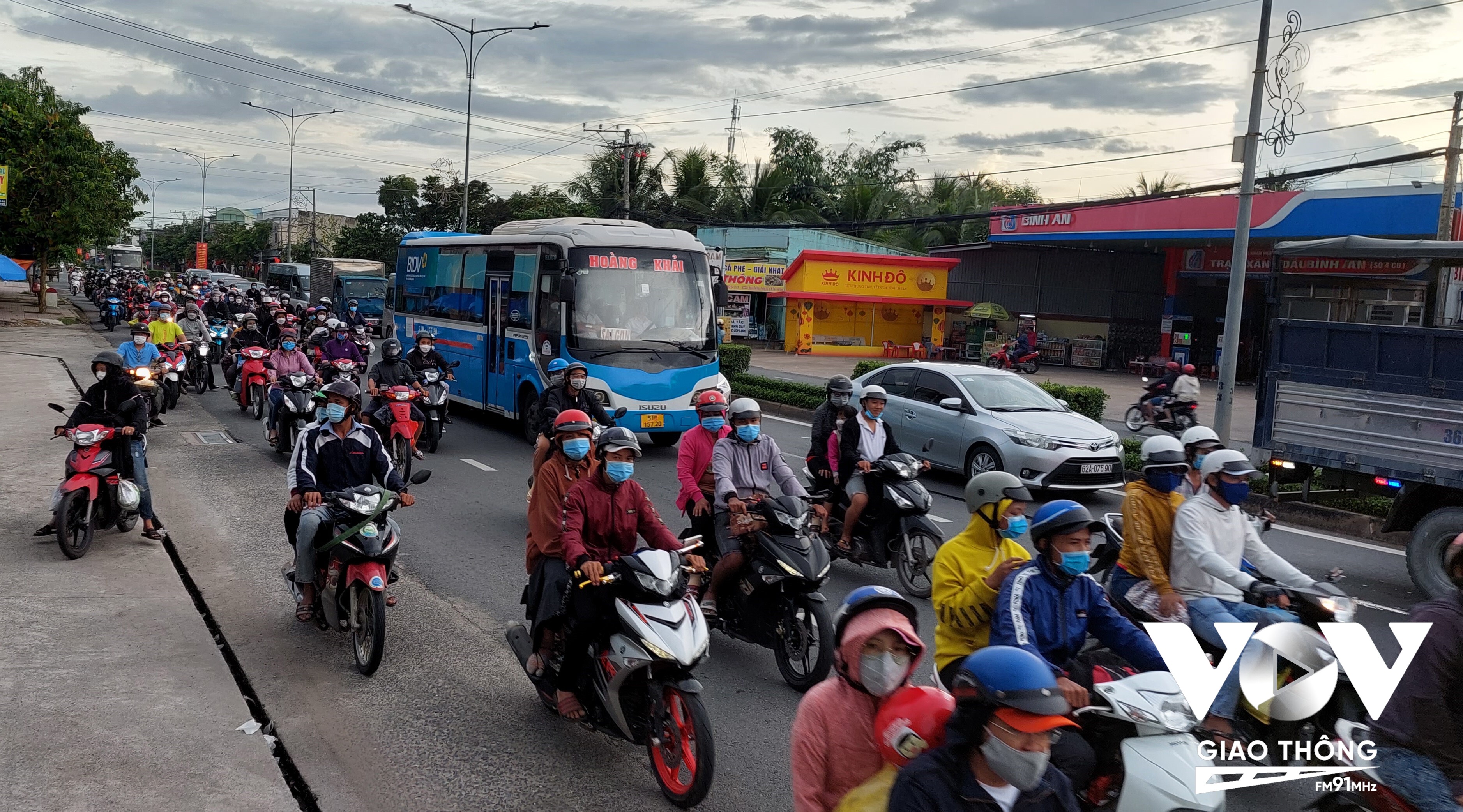 Tuyến QL 60 bên bờ Tiền Giang hướng từ cầu Rạch Miễu lên TP.HCM.