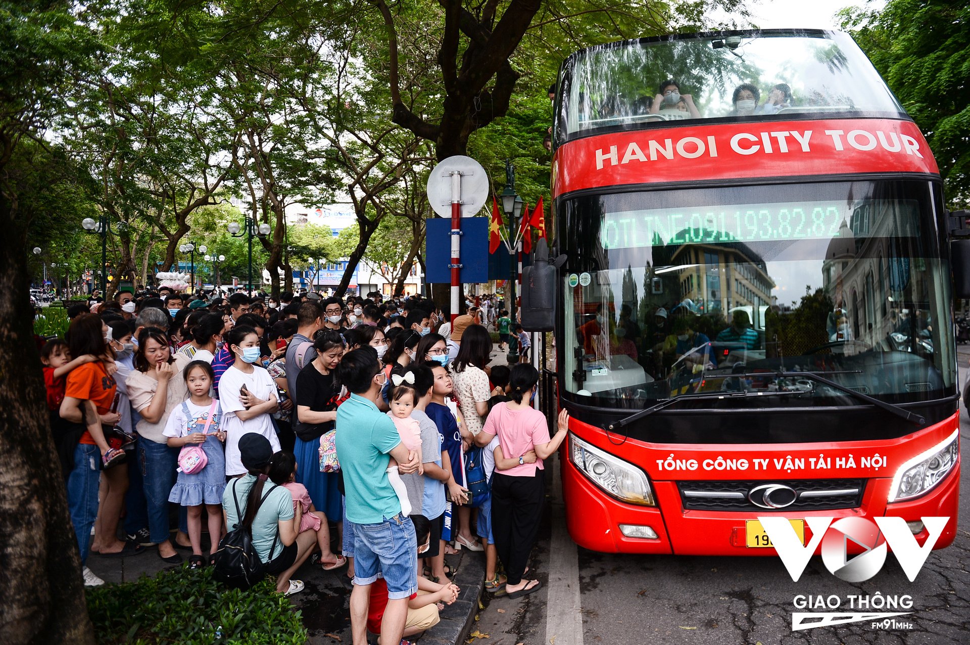 Theo ghi nhận của phóng viên VOV Giao thông, trong chiều 29/4, xe buýt 2 tầng miễn phí đã thu hút hàng nghìn người dân, du khách đến trải nghiệm.