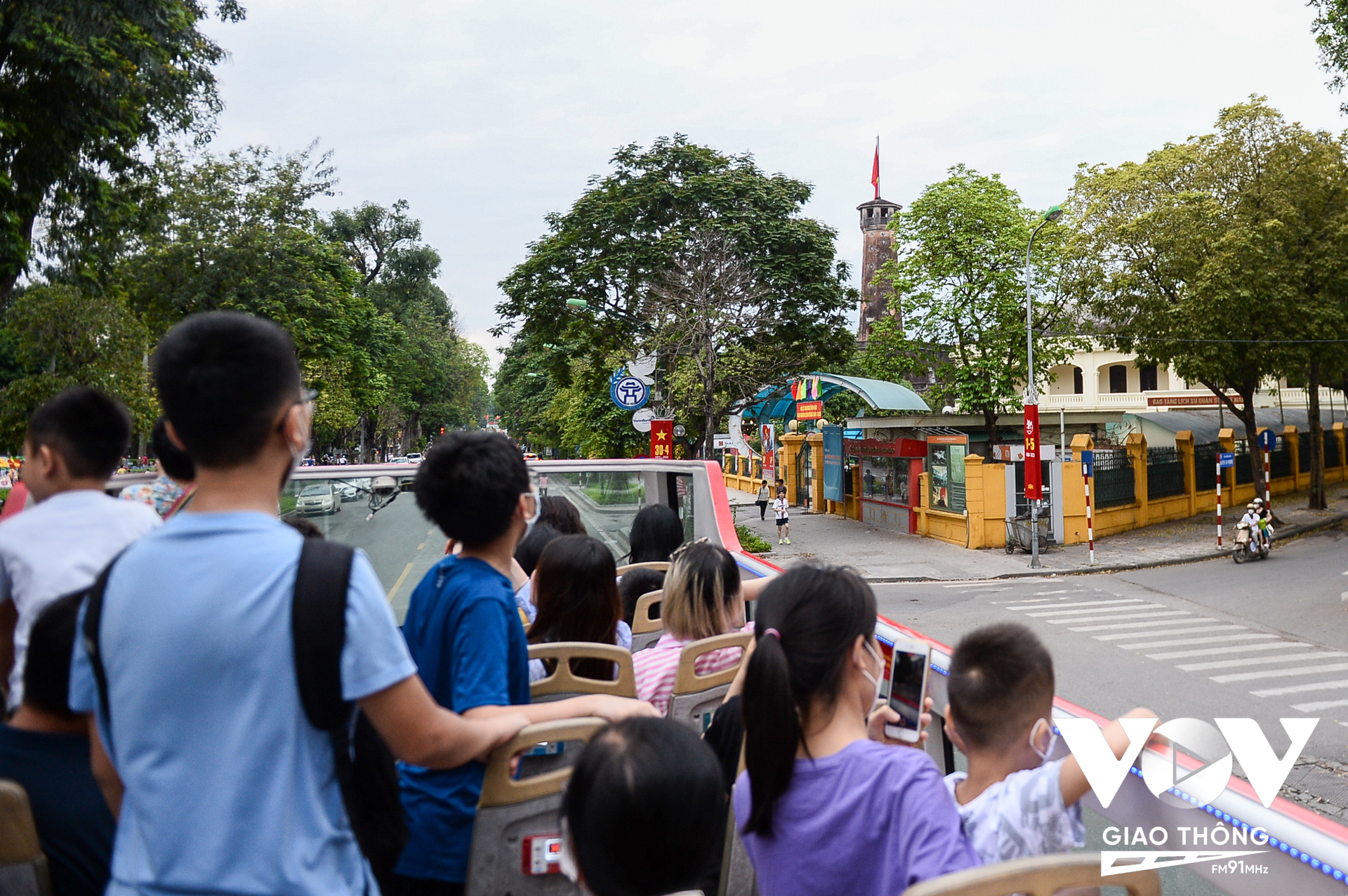 Tiếp đến xe buýt đưa người dân, du khách đi qua Bảo tàng Lịch sử quân sự Việt Nam; cột cờ Hà Nội. Đối với nhiều du khách đây là lần đầu tiên được nhìn thấy cột cờ Hà Nội.