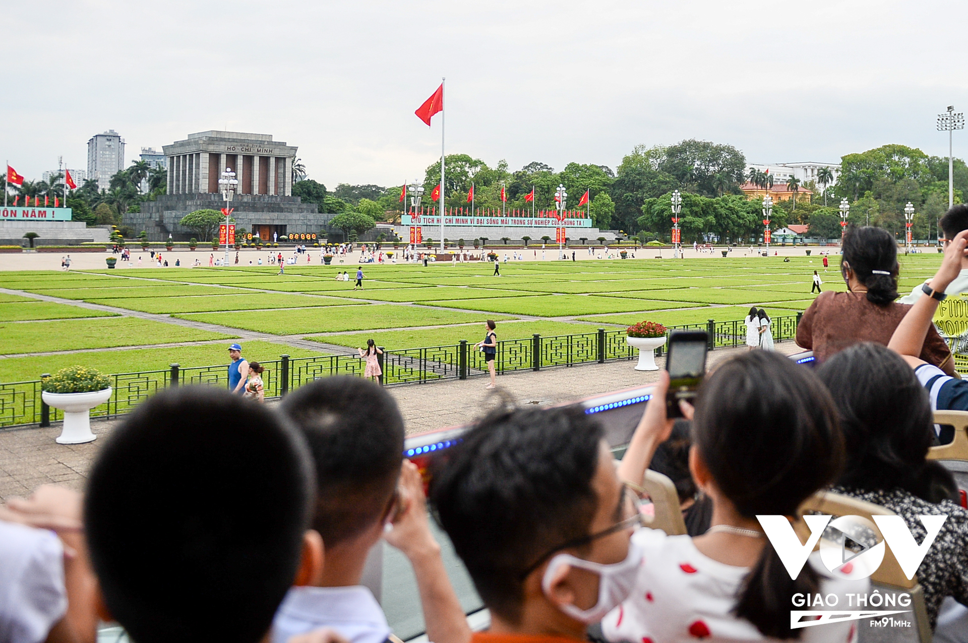Xe buýt 2 tầng đưa hành khánh đi qua Lăng Chủ tịch Hồ Chí Minh. Theo ghi nhận, khi xe buýt di chuyển qua đây, nhiều người dân đã chụp lại khoảnh khắc lá cờ tung bay trước Quảng trường Ba Đình.