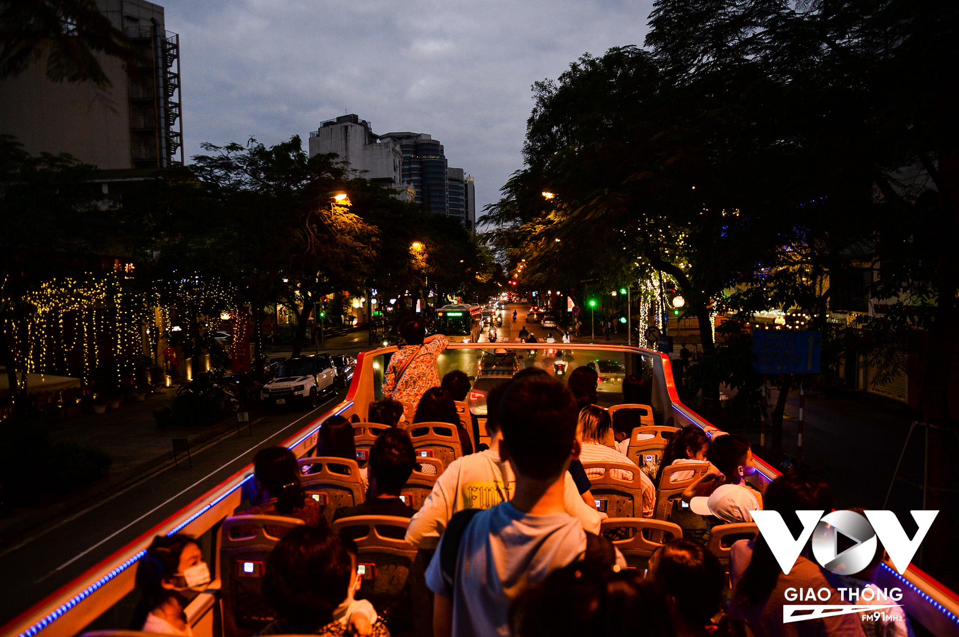Sau khoảng 40' đi qua nhiều địa điểm, danh thắng nổi tiếng của Hà Nội chuyến xe buýt 2 tầng đưa du khách dần quay chở về điểm ban đầu. Lúc này, trời bắt đầu tối, đường phố Hà Nội lên đèn lung linh, càng làm cho chuyến đi thêm hấp dẫn.