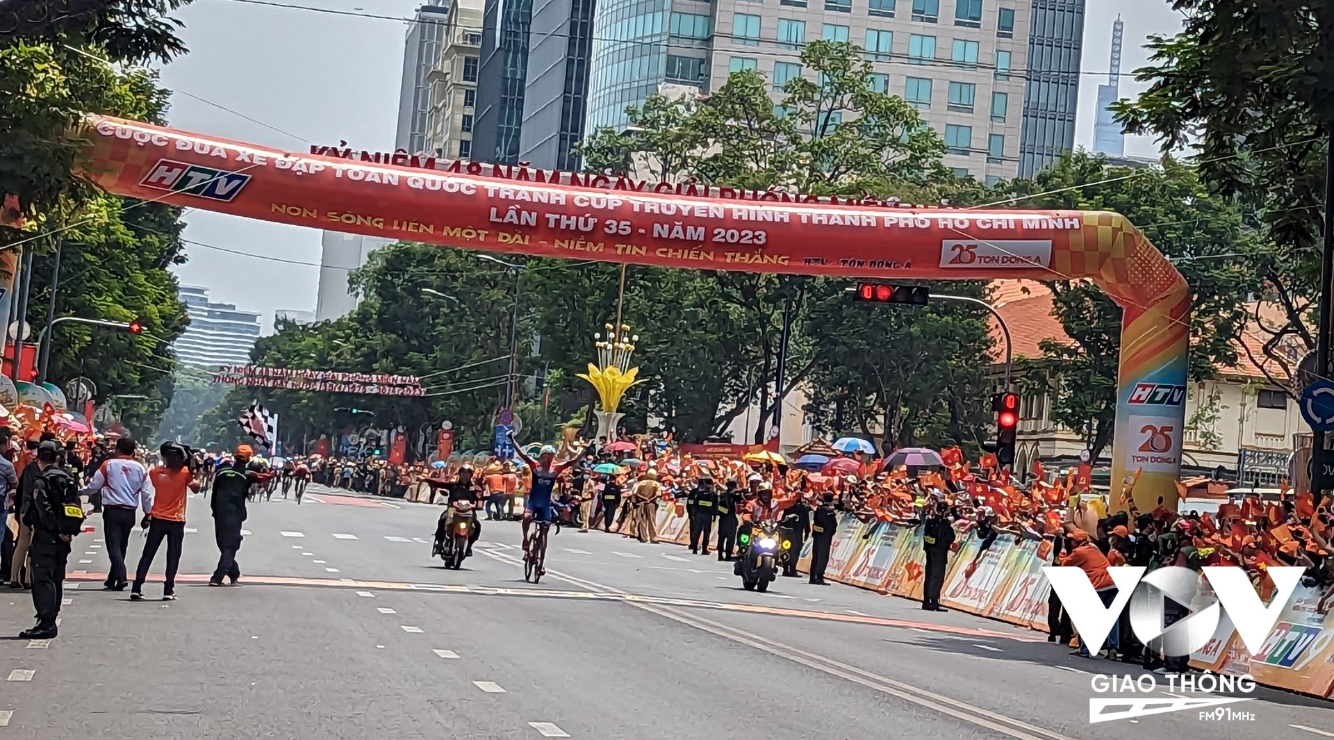 Tay đua Javier Sarda Perez (đội Nhựa Bình Minh Bình Dương) đã một mình độc diễn và xuất sắc cán đích đầu tiên ở chặng cuối cuộc đua xe đạp Cúp truyền hình TPHCM 2023