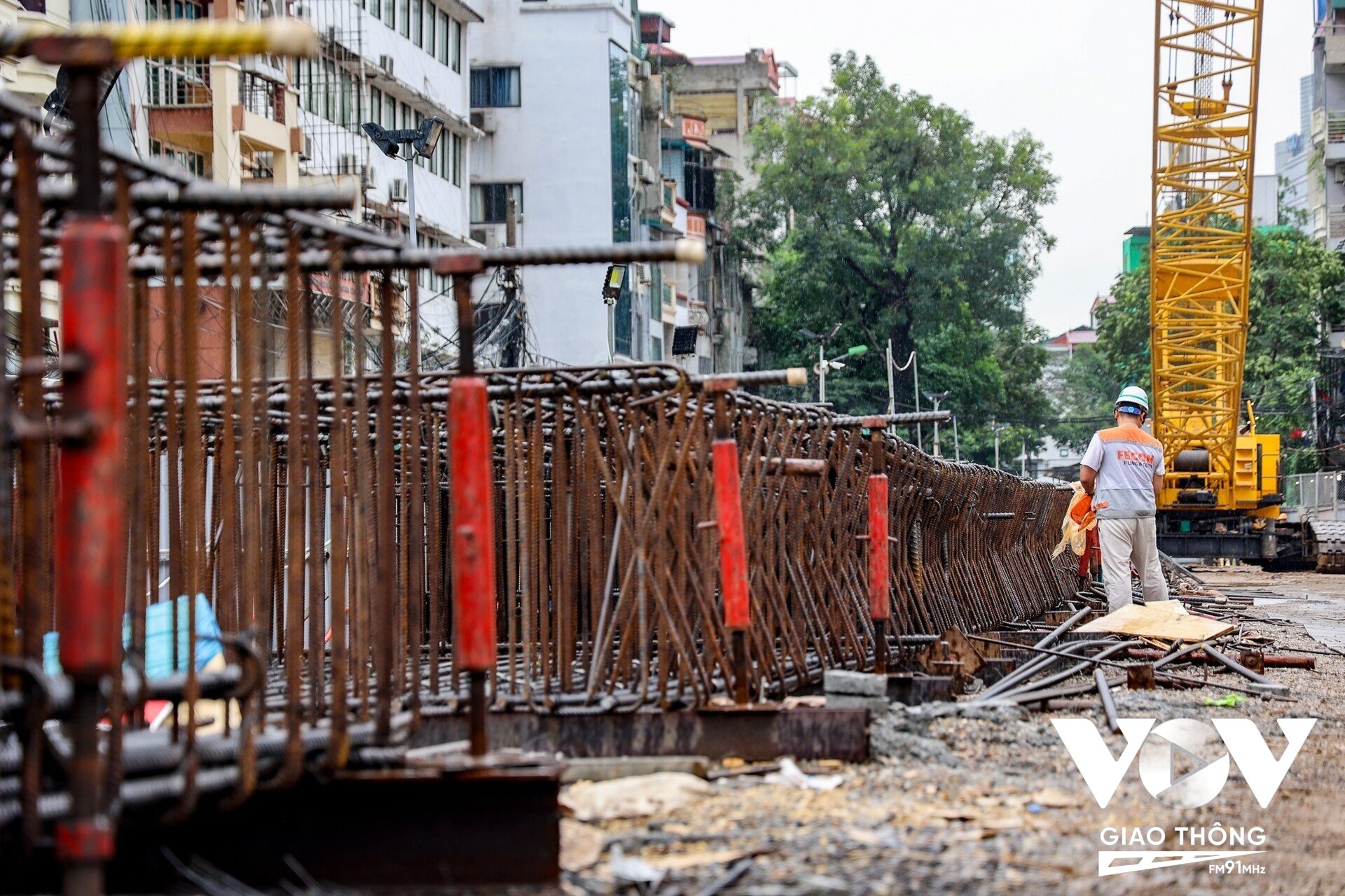 Gói thầu CP03 (Hầm và các ga ngầm) hiện nhà thầu đang triển khai thi công theo kế hoạch: Triển khai rút cừ và hoàn trả đường khu vực garage; Thi công bản đỉnh ga S10; Đổ bê tông tấm tường vây dải phía Nam ga S11; Thi công cầu thang và bản đỉnh ga S12; Hoàn thành thi công tường dẫn hướng, thi công tường vây khu vực garage.