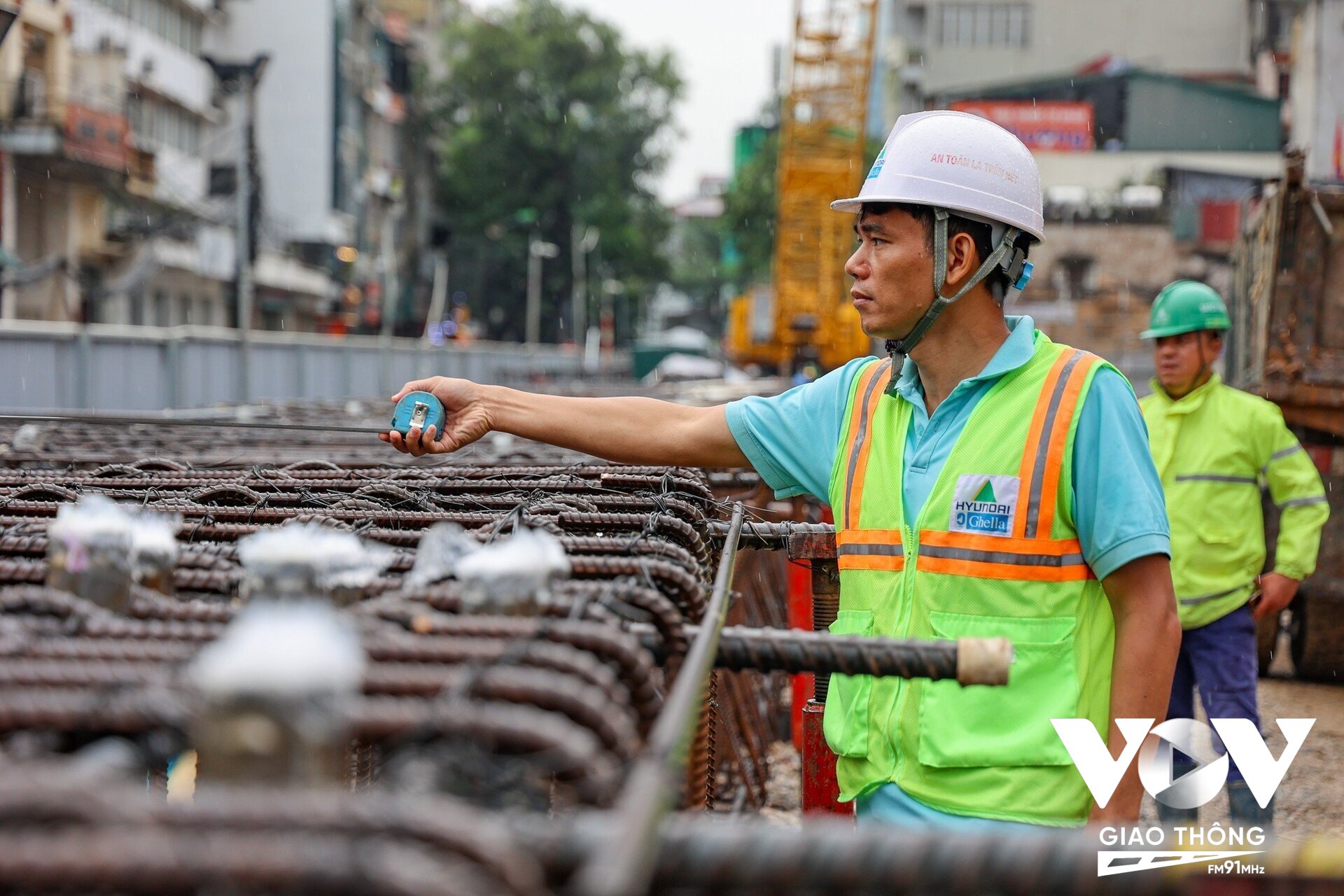 Ông Lê Trung Hiếu, Phó Trưởng ban Ban Quản lý đường sắt đô thị Hà Nội cho biết, Chủ đầu tư, nhà thầu HGU, tư vấn đều thống nhất đảm bảo thi công 3 ca liên tục, không có nghỉ lễ, để hoàn thành mục tiêu đưa dự án cán đích cuối năm 2027.