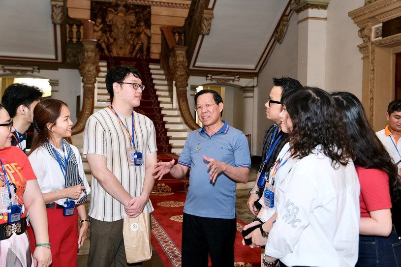 Chủ tịch UBND TP.HCM Phan Văn Mãi trò chuyện với du khách tham quan.