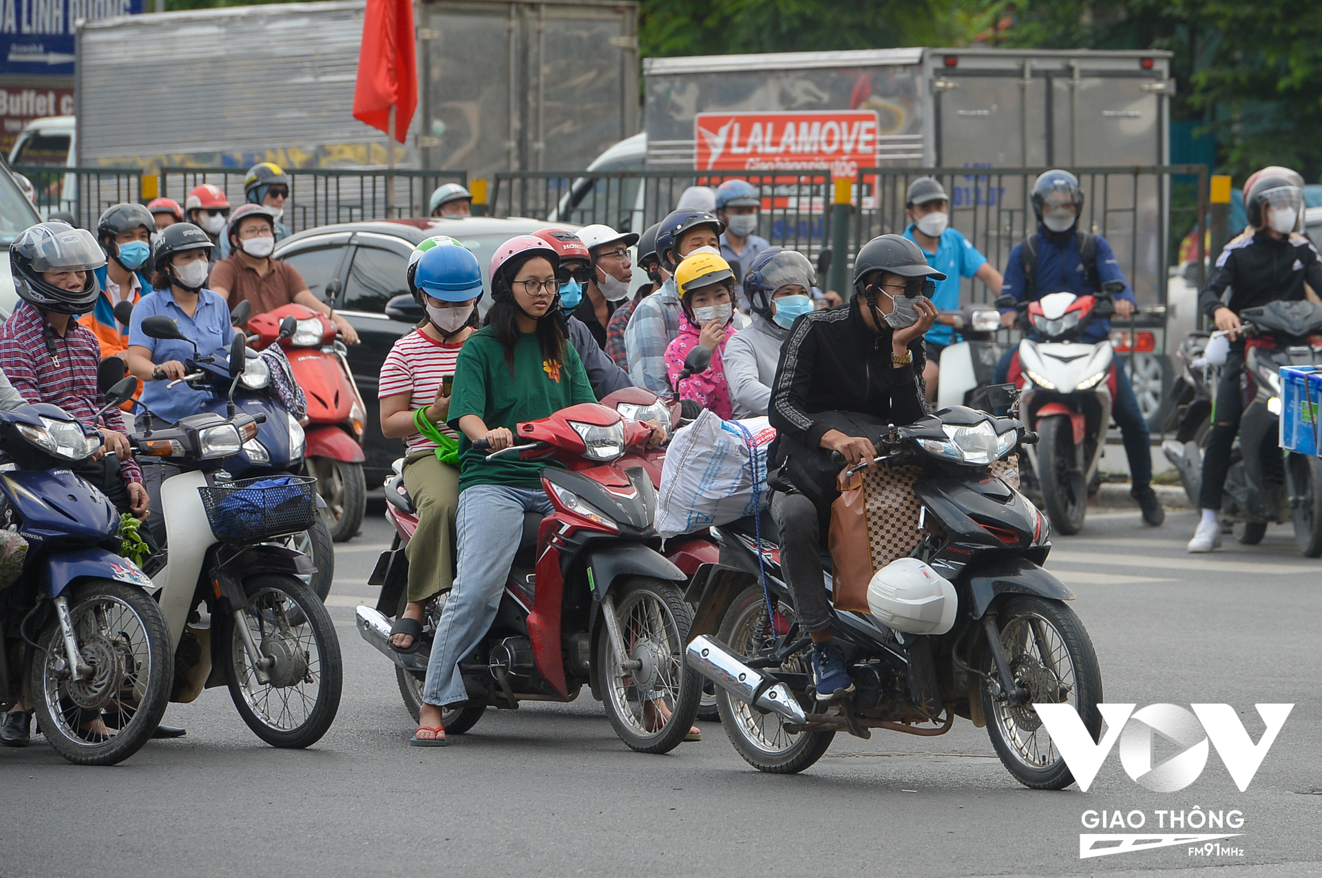 Nhiều người dân chọn cách đi xe máy về lại Thủ đô.