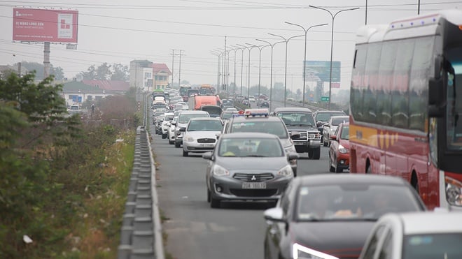Chiều ngày 3/5, kết thúc kỳ nghỉ lễ, lượng phương tiện đổ dồn về Hà Nội rất đông trên cao tốc Pháp Vân - Cầu Giẽ - Ảnh minh họa
