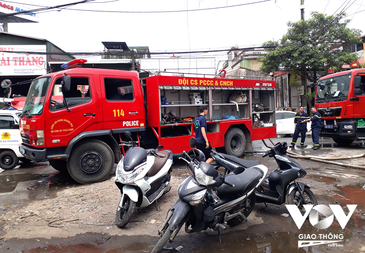 Lực lượng PCCC điều động 3 xe cứu hỏa đến hiện trường để khống chế vụ cháy