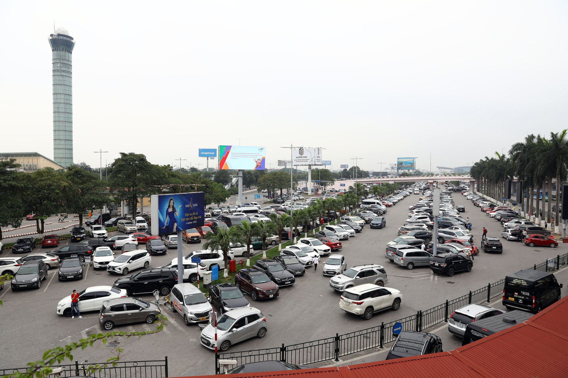 Sân đỗ ô tô phía trước Nhà ga hành khách T1 Nội Bài đông xe nhưng vẫn đảm bảo thông thoáng