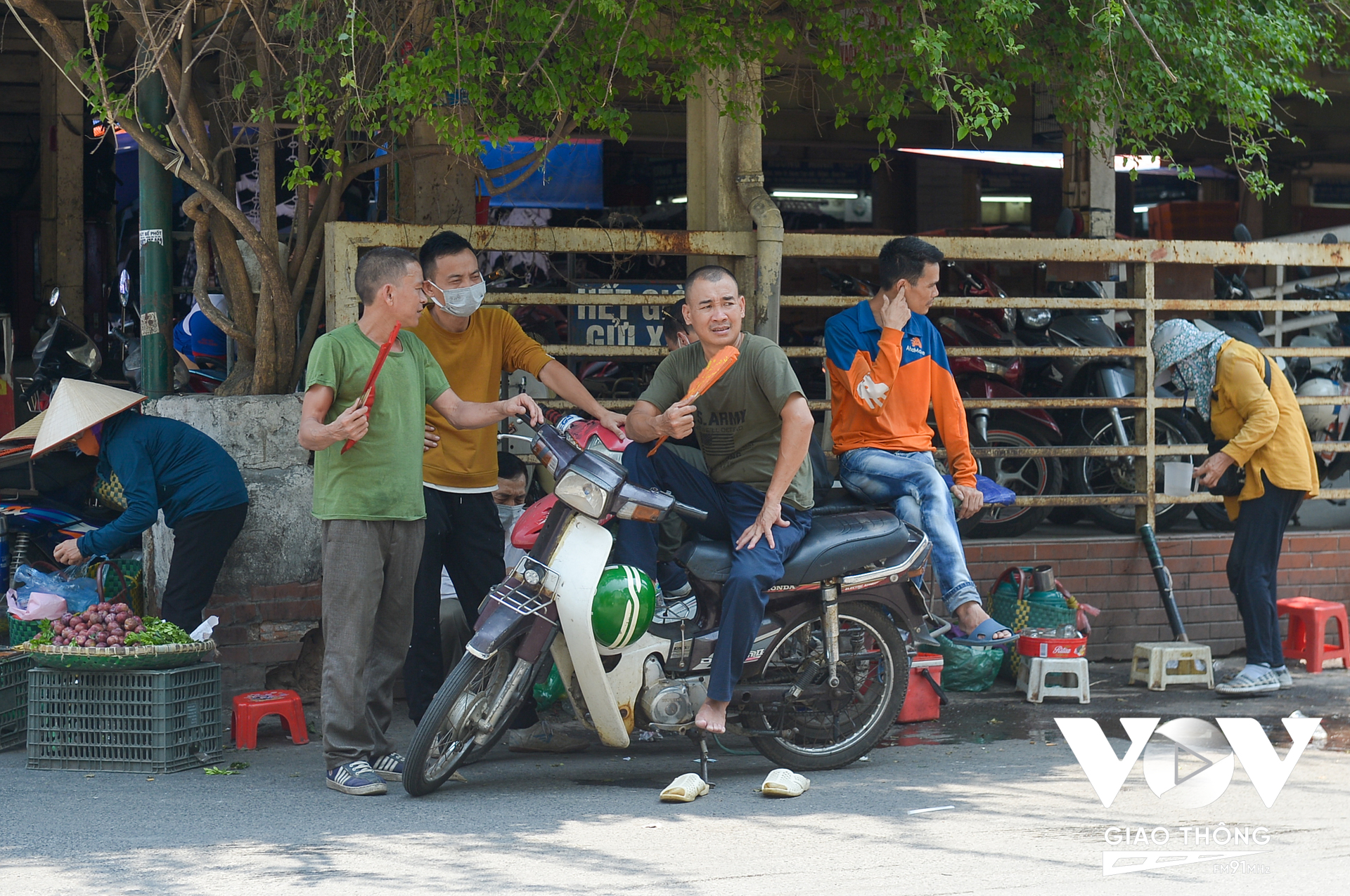 Ở một góc khác gần chợ Đồng Xuân, quận Hoàn Kiếm, Hà Nội các anh xe ôm cũng chọn cho mình bóng cây để nghỉ ngơi, chờ khách.
