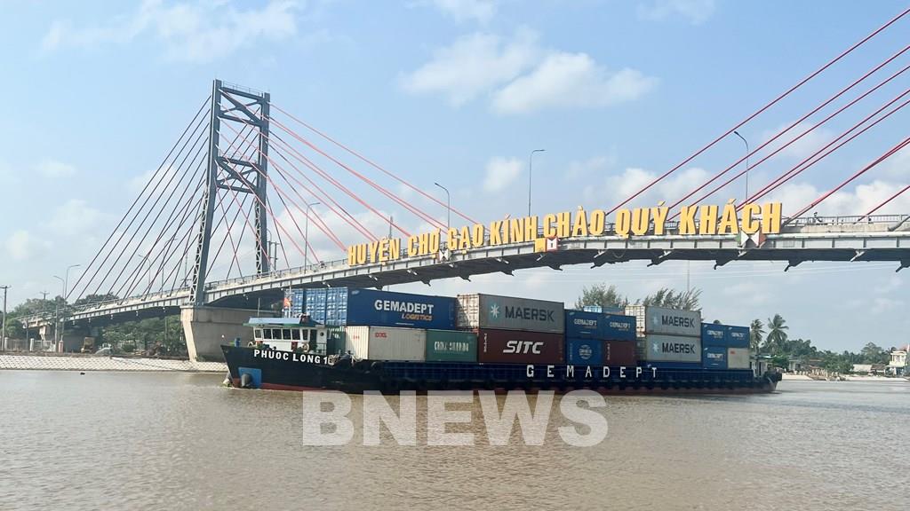 Việc sớm hoàn thành dự án nâng cấp giai đoạn 2 có ý nghĩa quan trọng giúp nâng cao năng lực vận tải đường thủy tại khu vực Đồng bằng sông Cửu Long. Ảnh: Quang Toàn/BNEWS/TTXVN