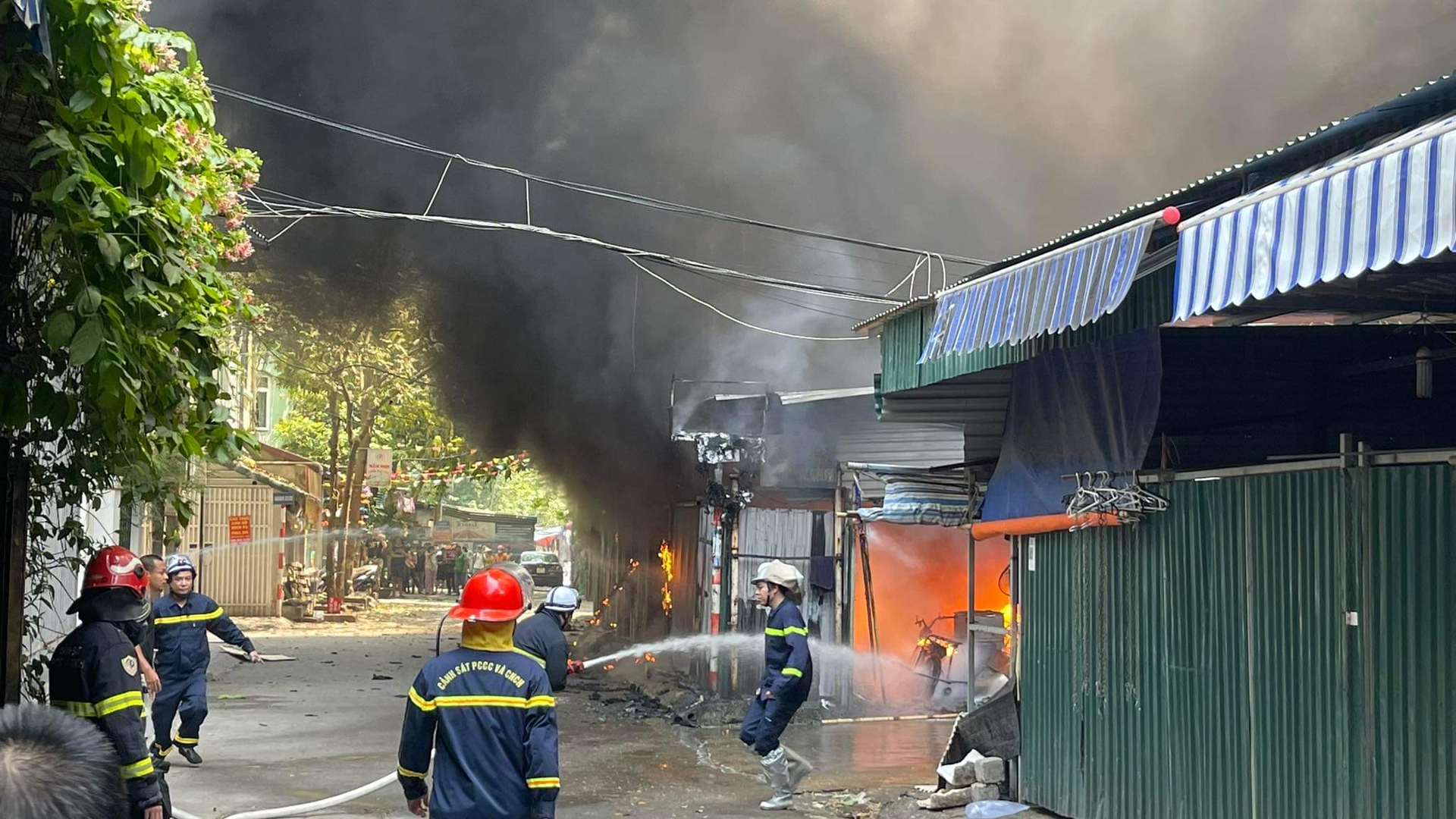 Lực lượng PCCC và CNCH, Công an quận Cầu Giấy, Hà Nội đã kịp thời xử lý đám cháy.
