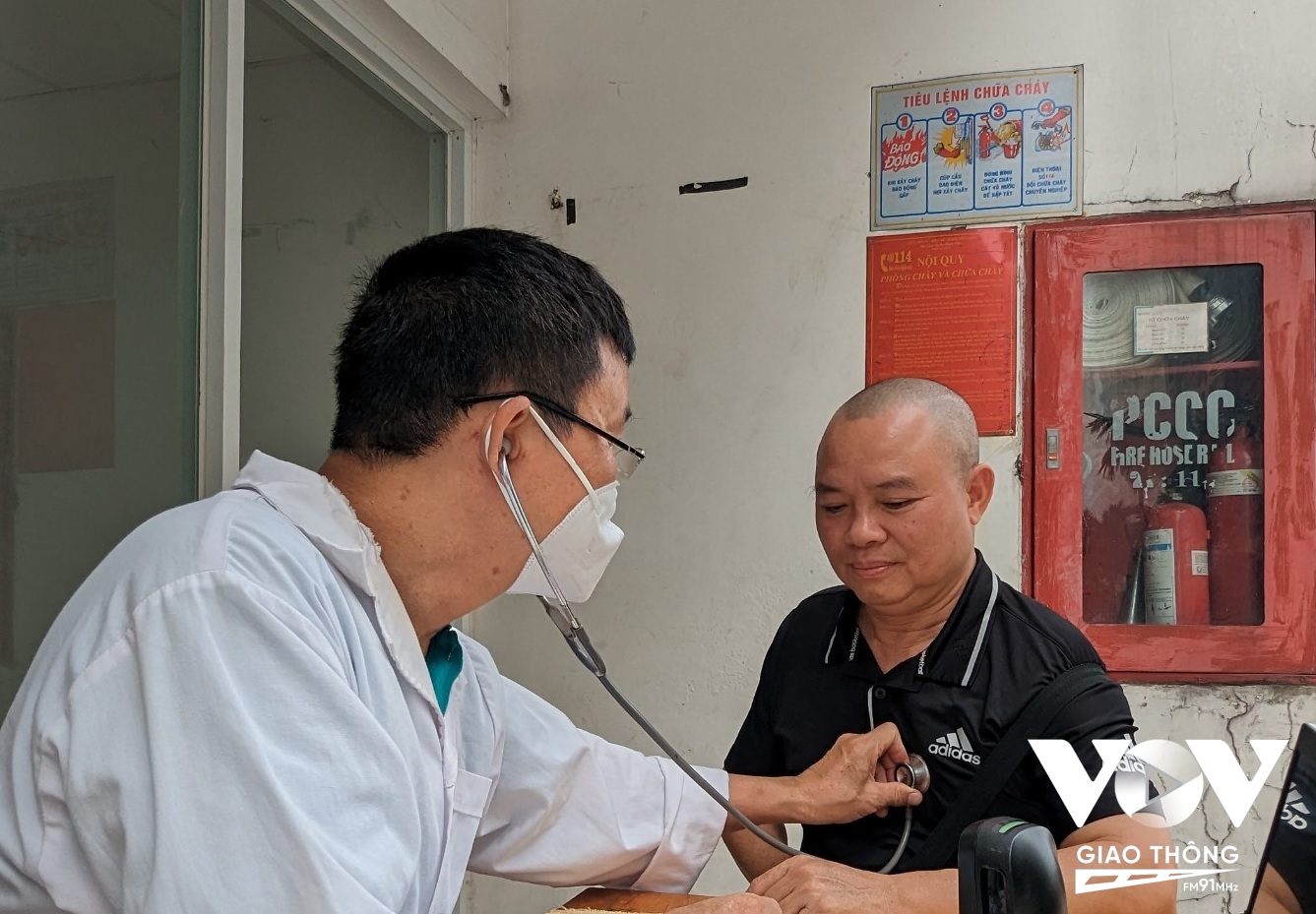 Bác sĩ Nguyễn Văn Minh (mặc áo blouse trắng) khám sàng lọc cho người dân đăng ký hiến máu