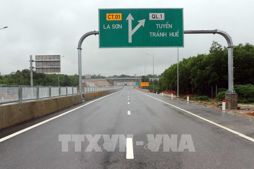 Đoạn tuyến cao tốc Cam Lộ - La Sơn. Ảnh: Đỗ Trưởng - TTXVN