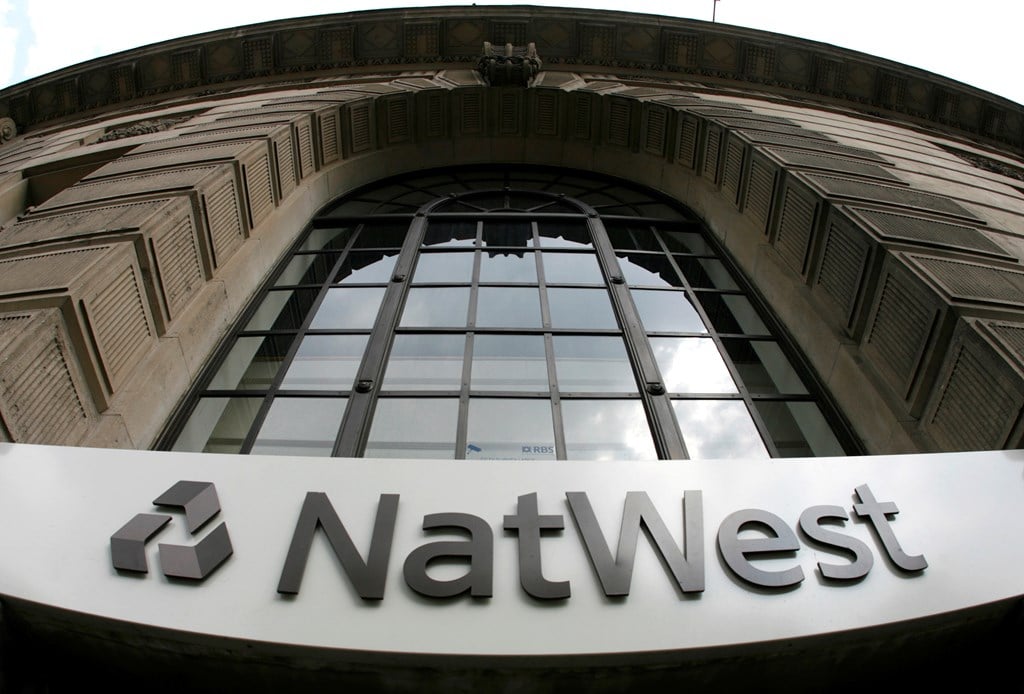 Tại nước Anh, khách hàng của NatWest đã rút 11,1 tỷ bảng Anh (13,9 tỷ USD) trong ba tháng đầu năm. Ảnh: Reuters