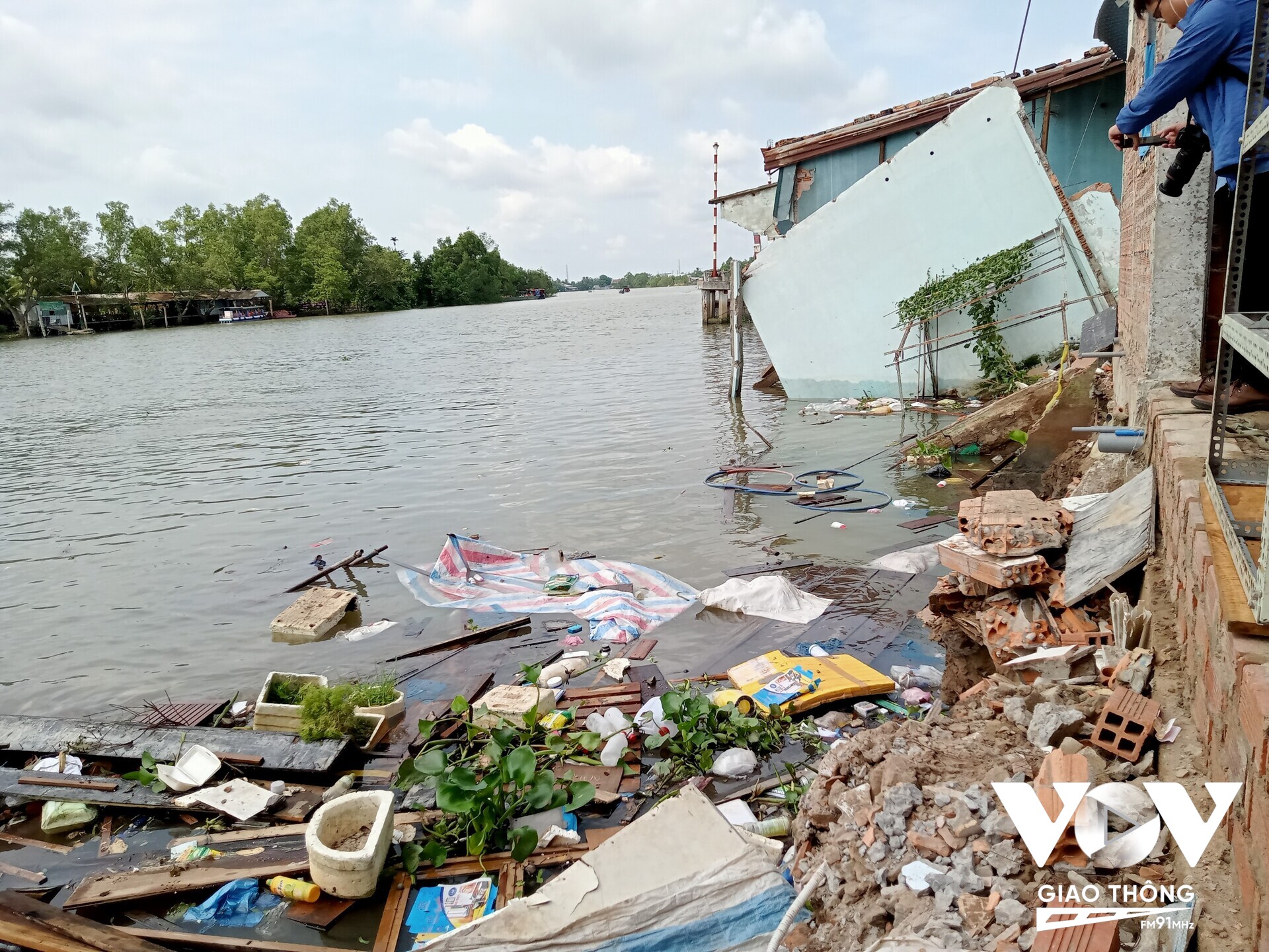 Sông cần Thơ đoạn qua Phường An Bình ( Ninh Kiều) và xã Mỹ Khánh (Phong Điền) từ năm 2013 đến nay đã xảy ra nhiều vụ sạt lở, người dân mất tài sản nhà cửa